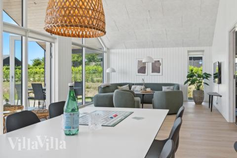 Vardagsrummet i lyxstuga nr. 776 har plats för 18 personer.