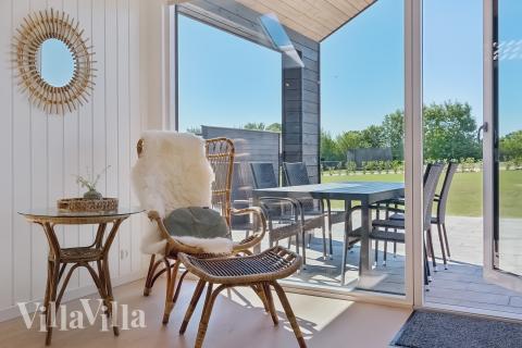 I soffhörnan i lyxstuga 776 i Tyskland kan ni spela brädspel eller titta på film tillsammans.