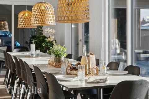 Det stora ljusa vardagsrummet i lyxstuga nr 773 för 24.