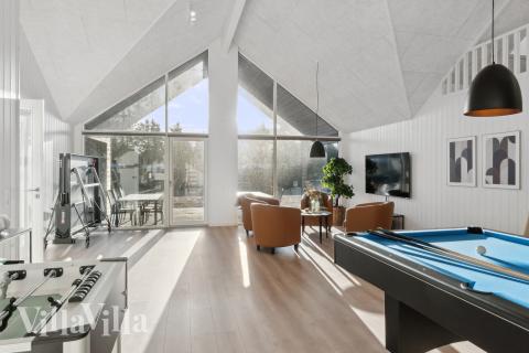 Lyxstuga 773 för 24 personer har ett stort aktivitetsrum med bl.a. biljard och dart