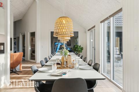 Vardagsrummet i lyxstuga nr. 773 har plats för 24 personer.