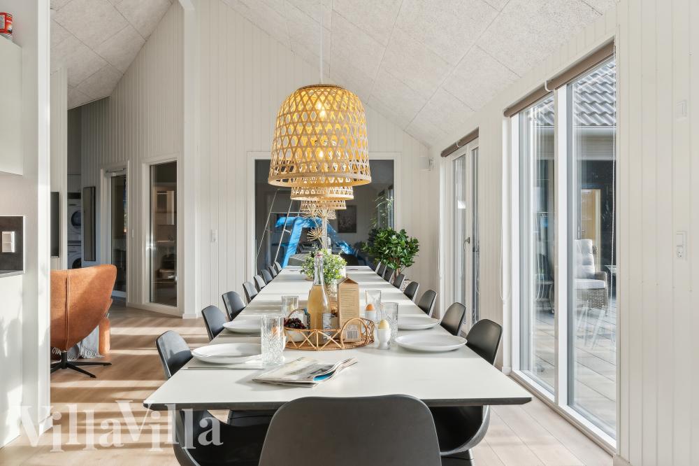 Vardagsrummet i lyxstuga nr. 773 har plats för 24 personer.