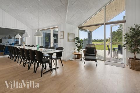 Det stora ljusa vardagsrummet i lyxstuga nr 775 för 16.