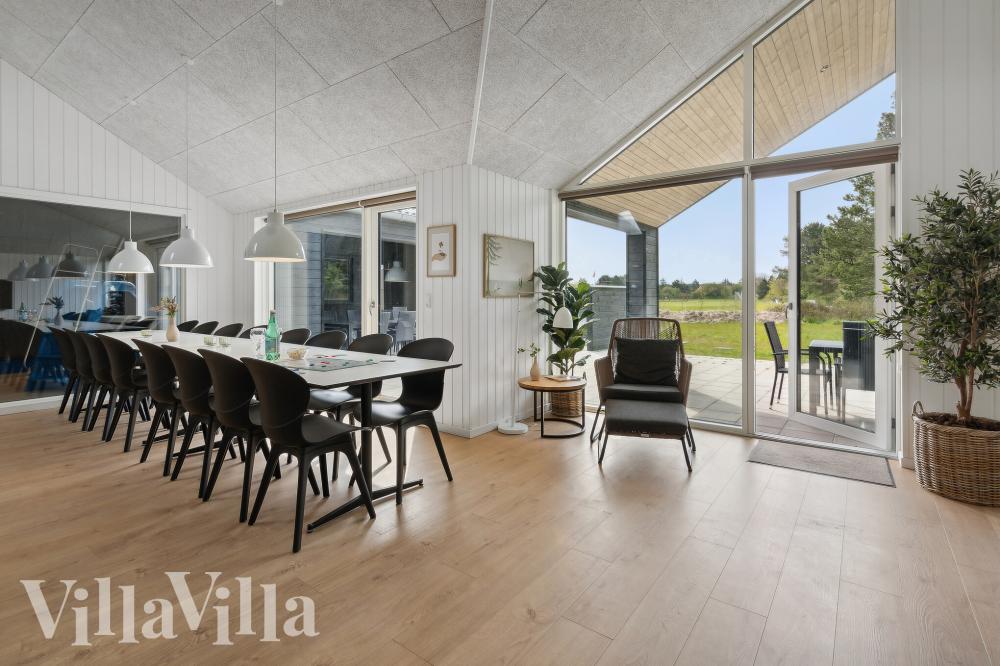 Det stora ljusa vardagsrummet i lyxstuga nr 775 för 16.