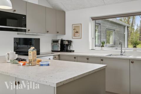 Köket i lyxstuga nr 775 är utrustat så att ni kan laga mat till 16 personer.