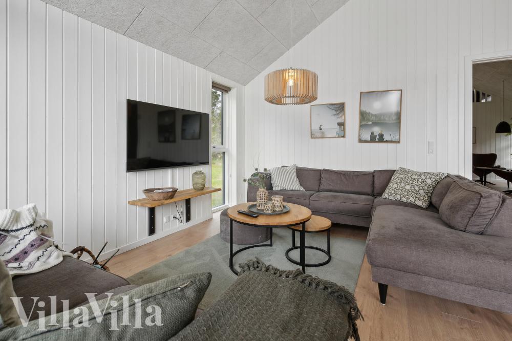 I soffhörnan i lyxstuga 775 i Tyskland kan ni spela brädspel eller titta på film tillsammans.