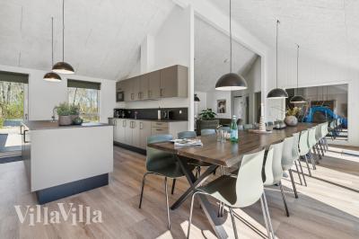 Det stora ljusa vardagsrummet i lyxstuga nr 777 för 24.