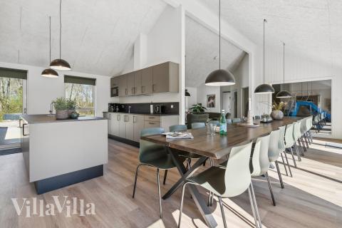 Det stora ljusa vardagsrummet i lyxstuga nr 777 för 24.