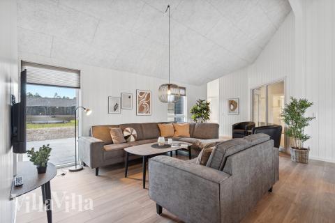 I soffhörnan i lyxstuga 781 i Tyskland kan ni spela brädspel eller titta på film tillsammans.