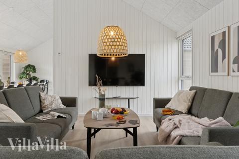 I soffhörnan i lyxstuga 780 i Tyskland kan ni spela brädspel eller titta på film tillsammans.