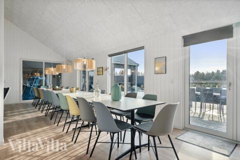 Det stora ljusa vardagsrummet i lyxstuga nr 782 för 24.