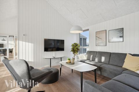 I soffhörnan i lyxstuga 782 i Tyskland kan ni spela brädspel eller titta på film tillsammans.