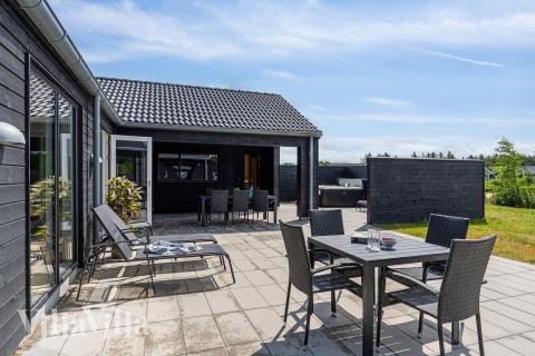 På terrassen i sommarhus nr 782 finns det plats för upp till 24 gäster.