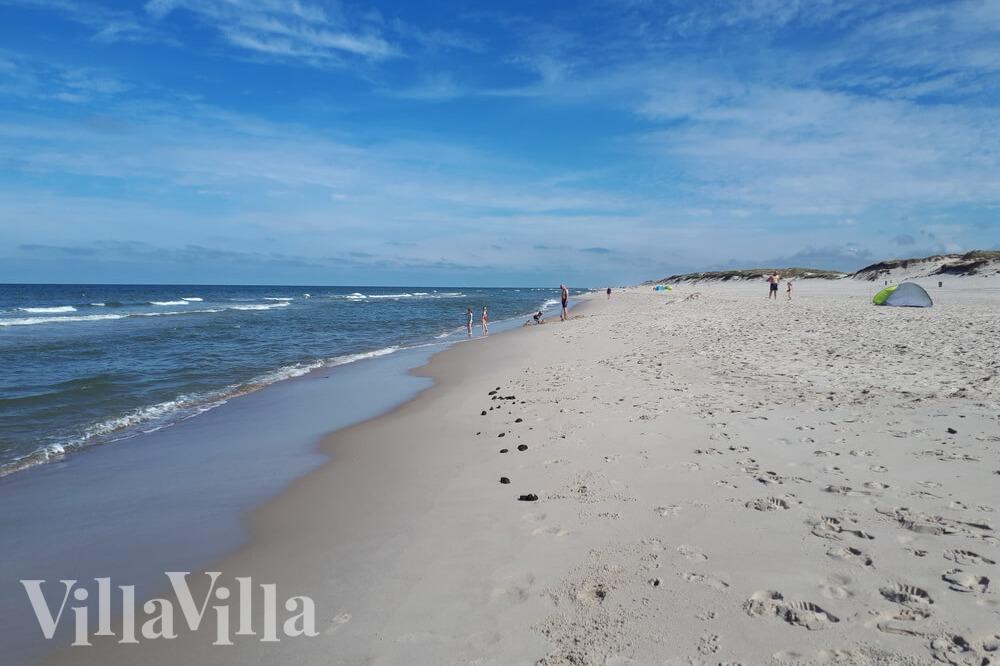 Stranden i närheten av lyxhus 528.
