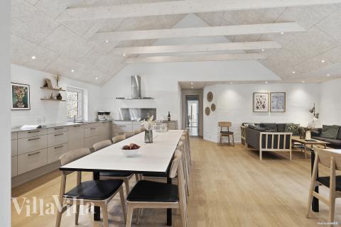 Det stora ljusa vardagsrummet i lyxstuga nr 145 för 22.