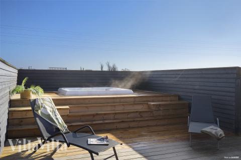 Njut av spabadets värme i lyxstuga nr 528 i Vestjylland