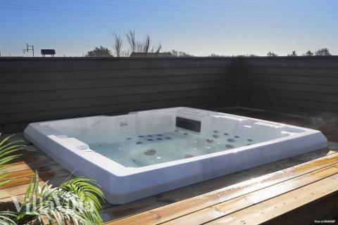 Njut av bubbelpoolen i lyxstuga nr 528 i Vestjylland.