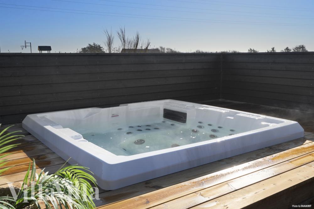 Njut av bubbelpoolen i lyxstuga nr 528 i Vestjylland.