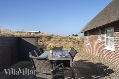 Njut av en grillkväll på terrassen i lyxstuga nr 528 i Vestjylland