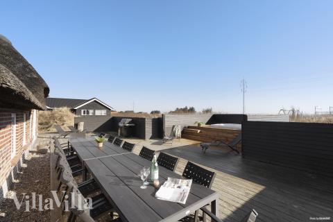 På terrassen i sommarhus nr 528 finns det plats för upp till 28 gäster.