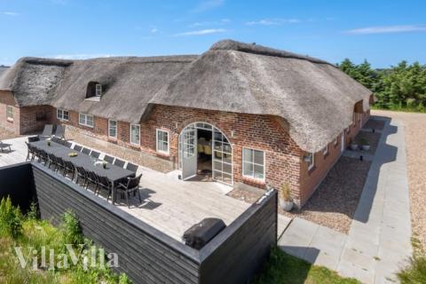 Den praktfulla poolstugan nr 528 med plats för 28 personer ligger i Vestjylland