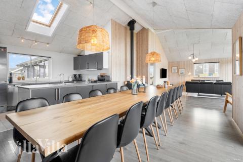 Det stora ljusa vardagsrummet i lyxstuga nr 322 för 18.