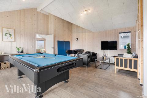 Förutom de många timmar som du kan tillbringa i stugans poolavdelning erbjuder lyxstuga 322 även biljard, bordtennis och dart