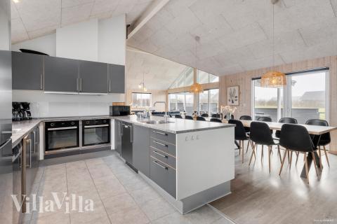 Köket i lyxstuga nr 322 är utrustat så att ni kan laga mat till 18 personer.