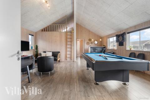 Aktivitetsrum i lyxstuga nr 322 med 7 sovrum och plats för 18 personer.