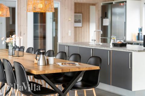 Vardagsrummet i lyxstuga nr. 322 har plats för 18 personer.