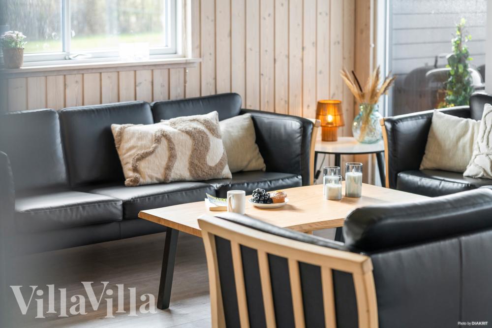 I soffhörnan i lyxstuga 322 i Fyn och öar kan ni spela brädspel eller titta på film tillsammans.