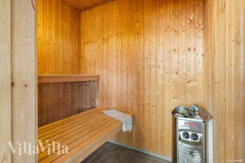 Njut av bastuvärmen i lyxstuga nr 322 för 18 personer