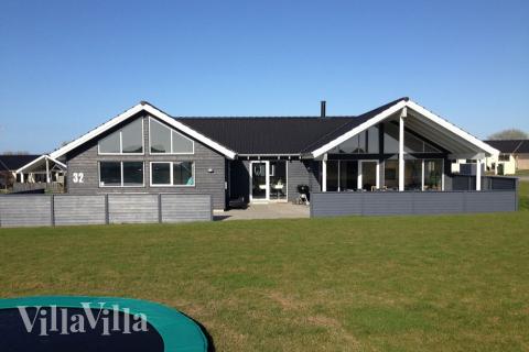 Den praktfulla poolstugan nr 322 med plats för 18 personer ligger i Fyn och öar