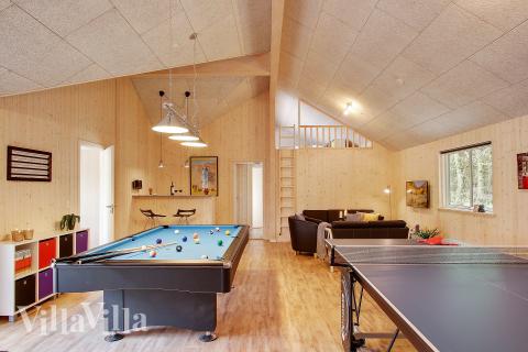 Förutom de många timmar som du kan tillbringa i stugans poolavdelning erbjuder lyxstuga 330 även biljard, bordtennis och dart