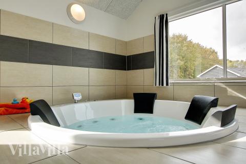 Njut av spabadets värme i lyxstuga nr 330 i Østjylland