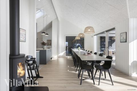 Det stora ljusa vardagsrummet i lyxstuga nr 907 för 18.