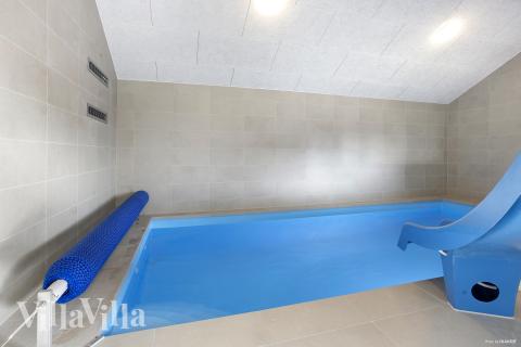 Sommarstuga 907 är inredd med en smakfull poolavdelning som har vattenrutschbana, ett stort inbyggt spapad och bastu