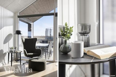 I soffhörnan i lyxstuga 907 i Fyn och öar kan ni spela brädspel eller titta på film tillsammans.