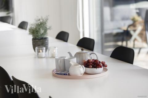 Vardagsrummet i lyxstuga nr. 907 har plats för 18 personer.