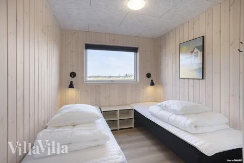 Ett av de 7 utmärkta sovrummen i lyxstuga nr 907 i Fyn och öar.