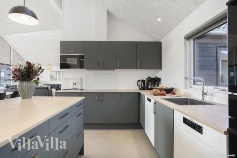 Köket i lyxstuga nr 907 är utrustat så att ni kan laga mat till 18 personer.