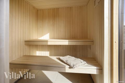 Njut av bastuvärmen i lyxstuga nr 907 för 18 personer