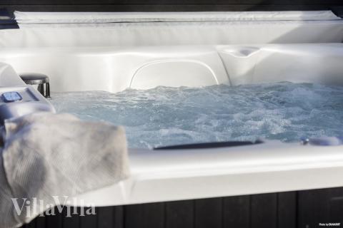 Njut av spabadets värme i lyxstuga nr 907 i Fyn och öar