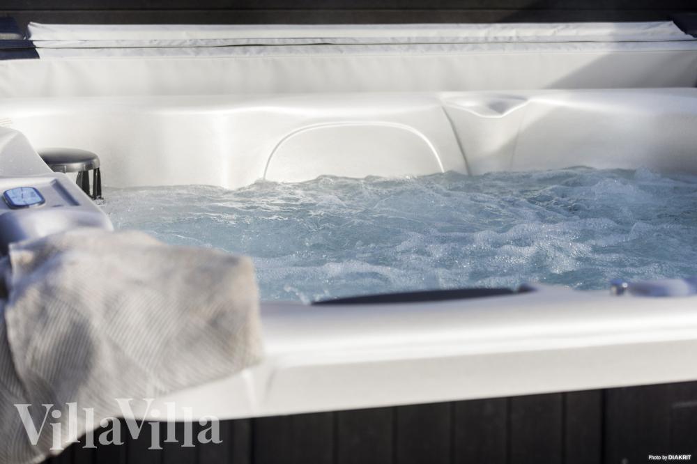 Njut av spabadets värme i lyxstuga nr 907 i Fyn och öar