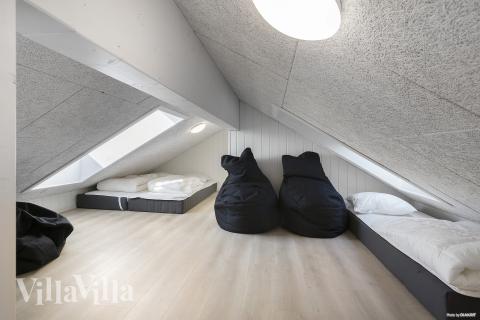 Några av de 18 sovplatserna finns på loftet i lyxstuga nr 907