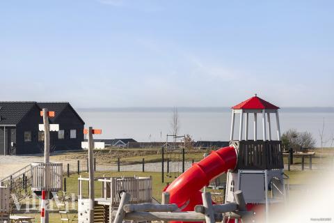 Till den trevliga sommarstugan nr 907 i Fyn och öar erbjuds en mängd utomhusaktiviteter, t.ex. lektorn och gungor