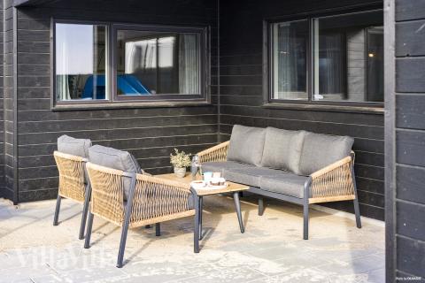 Lyxstuga nr 907 har en härlig terrass med sköna trädgårdsmöbler för 18 personer.