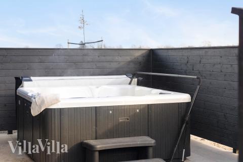 Lyxstuga nr 907 erbjuder bland annat ett härligt spabad