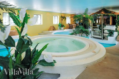 Den härliga poolen i lyxstuga nr 951 för 18 personer