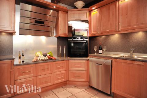 Köket i lyxstuga nr 951 är utrustat så att ni kan laga mat till 18 personer.